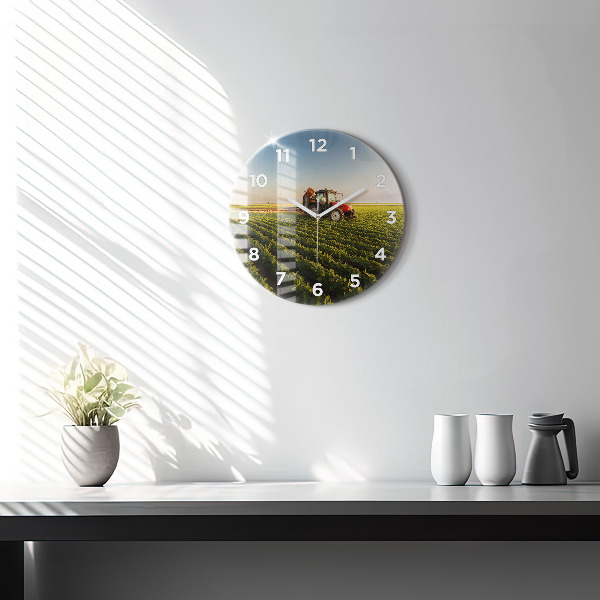 Reloj redondo pared Tractor fumigando un campo