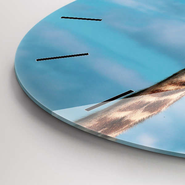 Reloj de cristal redondo Jirafa alta sobre fondo de cielo