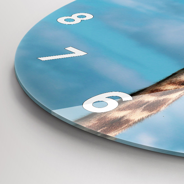 Reloj de cristal redondo Jirafa alta sobre fondo de cielo