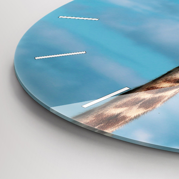 Reloj de cristal redondo Jirafa alta sobre fondo de cielo