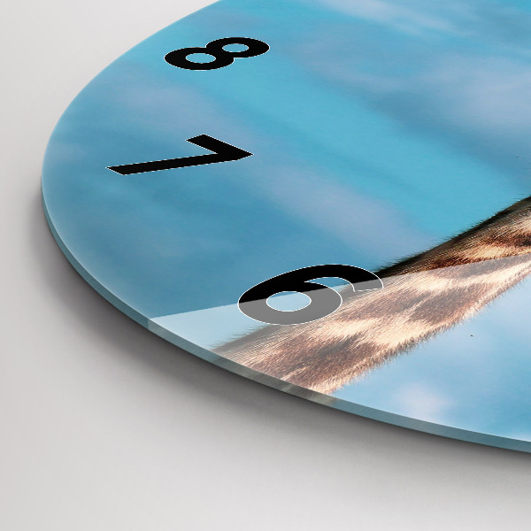 Reloj de cristal redondo Jirafa alta sobre fondo de cielo