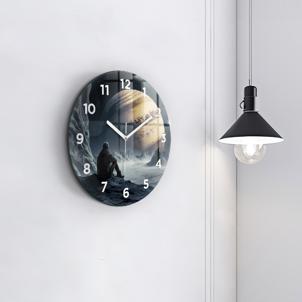 Reloj de pared redondo Hombre en la luna de fondo