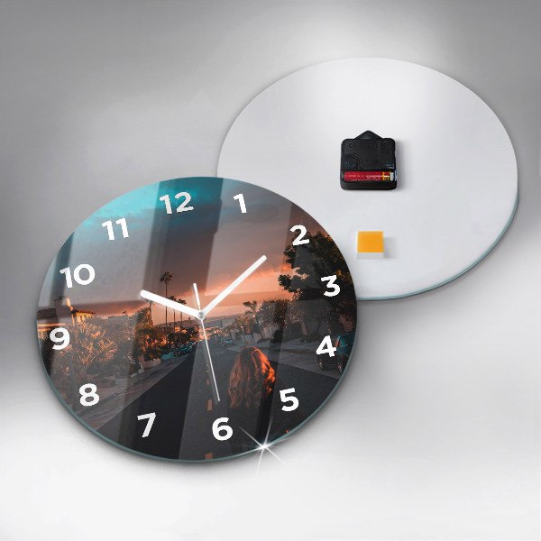 Reloj redondo pared Mujer en la carretera