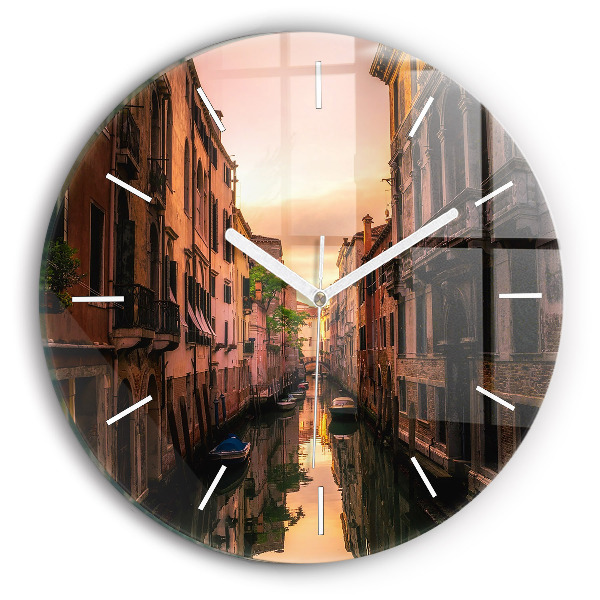 Reloj de cristal redondo Vista sobre el canal en la ciudad