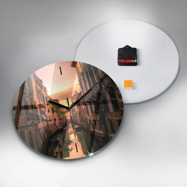 Reloj de cristal redondo Vista sobre el canal en la ciudad