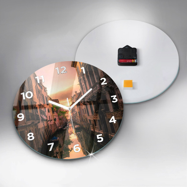 Reloj de cristal redondo Vista sobre el canal en la ciudad