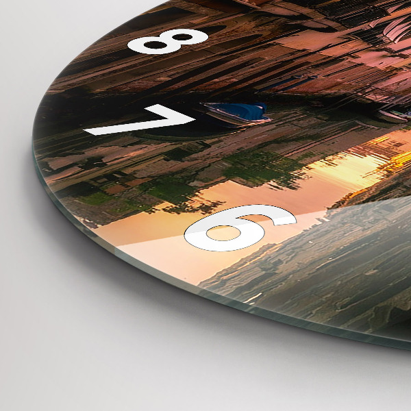 Reloj de cristal redondo Vista sobre el canal en la ciudad