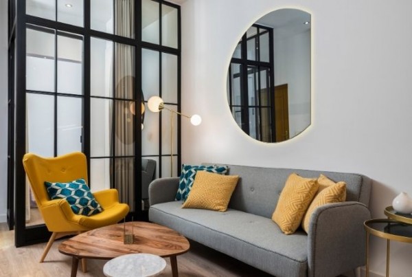¿Dónde colgar un espejo en el salón? Una guía práctica y elegante