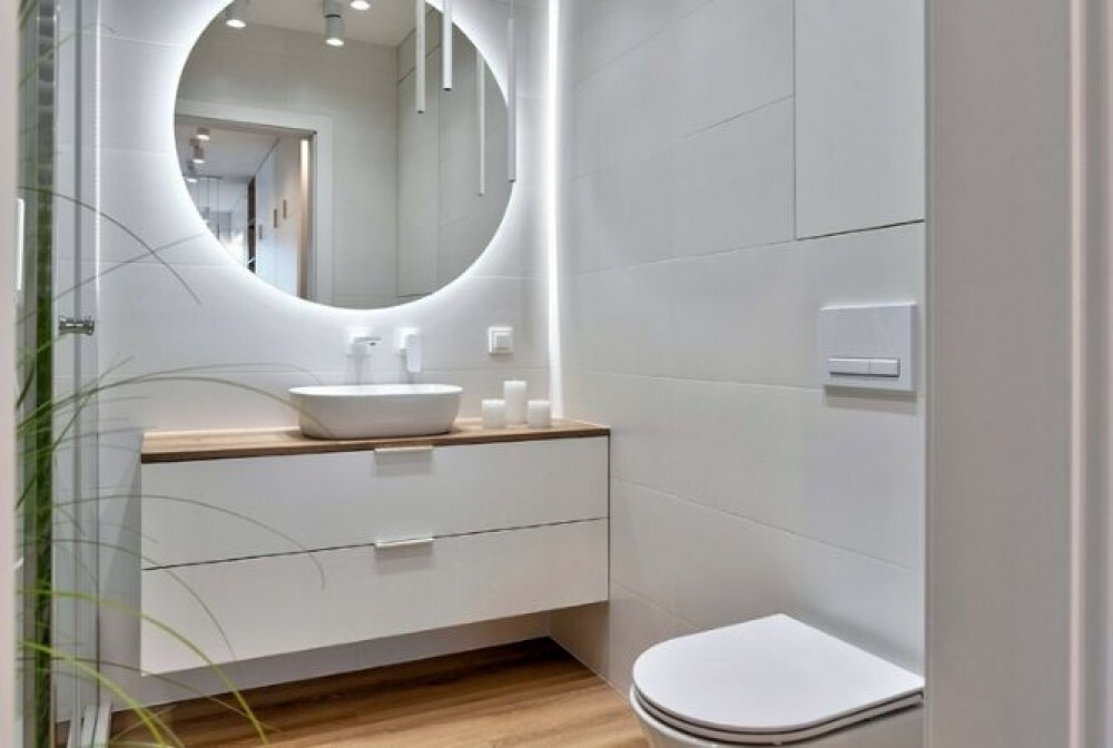 espejo para un baño blanco
